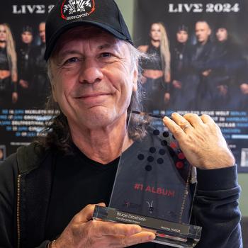 Bruce Dickinson mit dem „Nummer 1 Award“ der Offiziellen Deutschen Charts